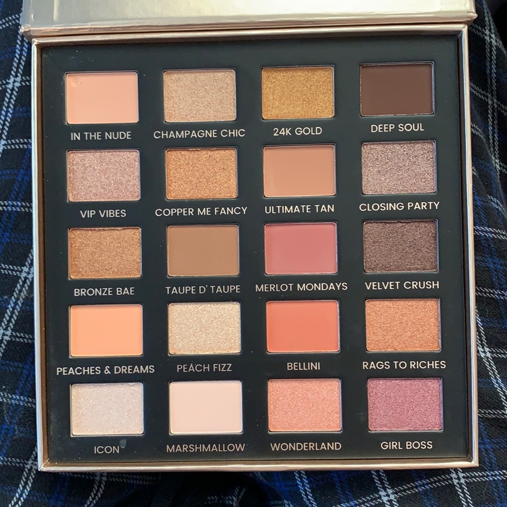 ICONIC london day to slay eyeshadow pallete